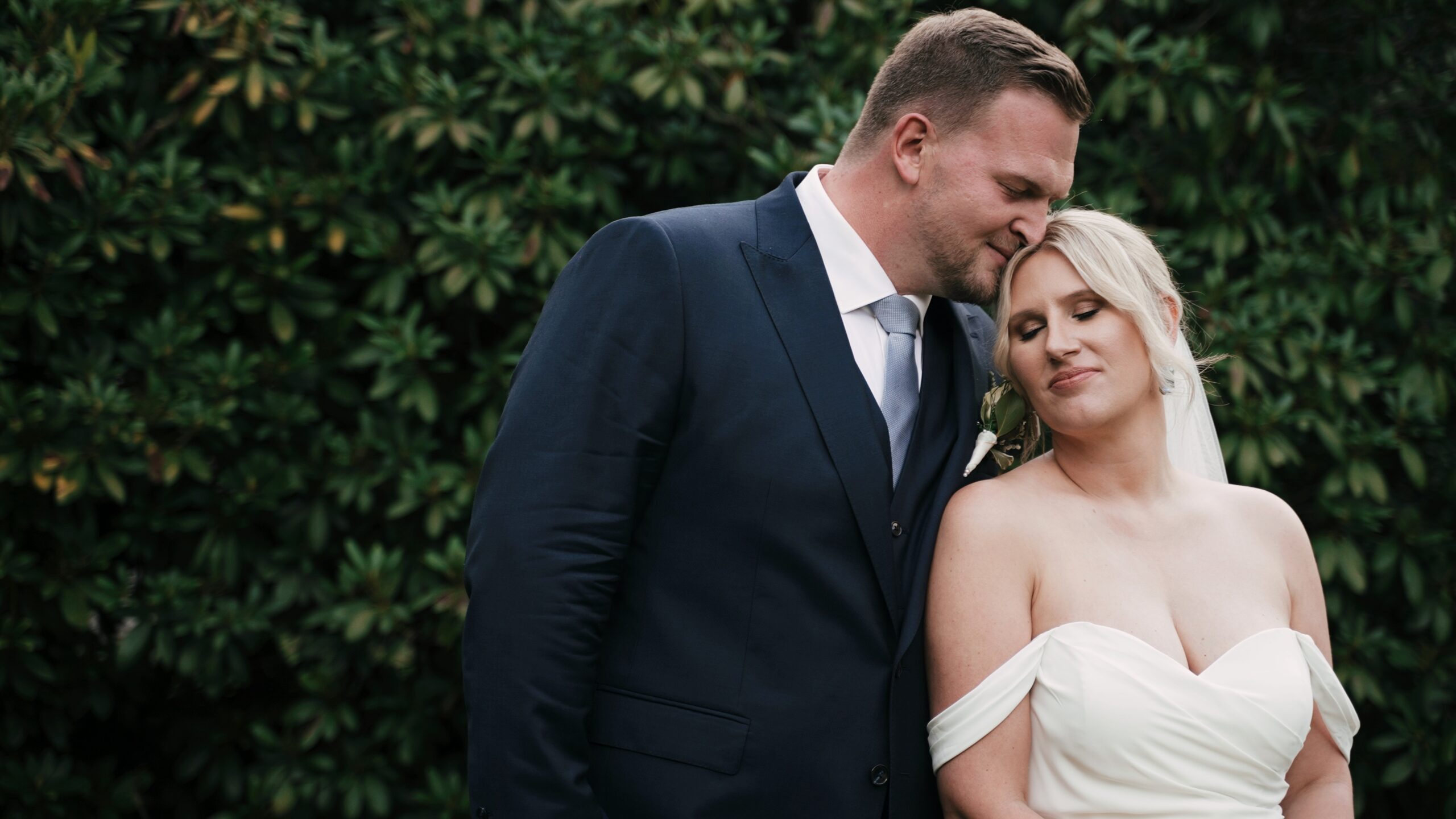 Hochzeitspaar steht im Regen