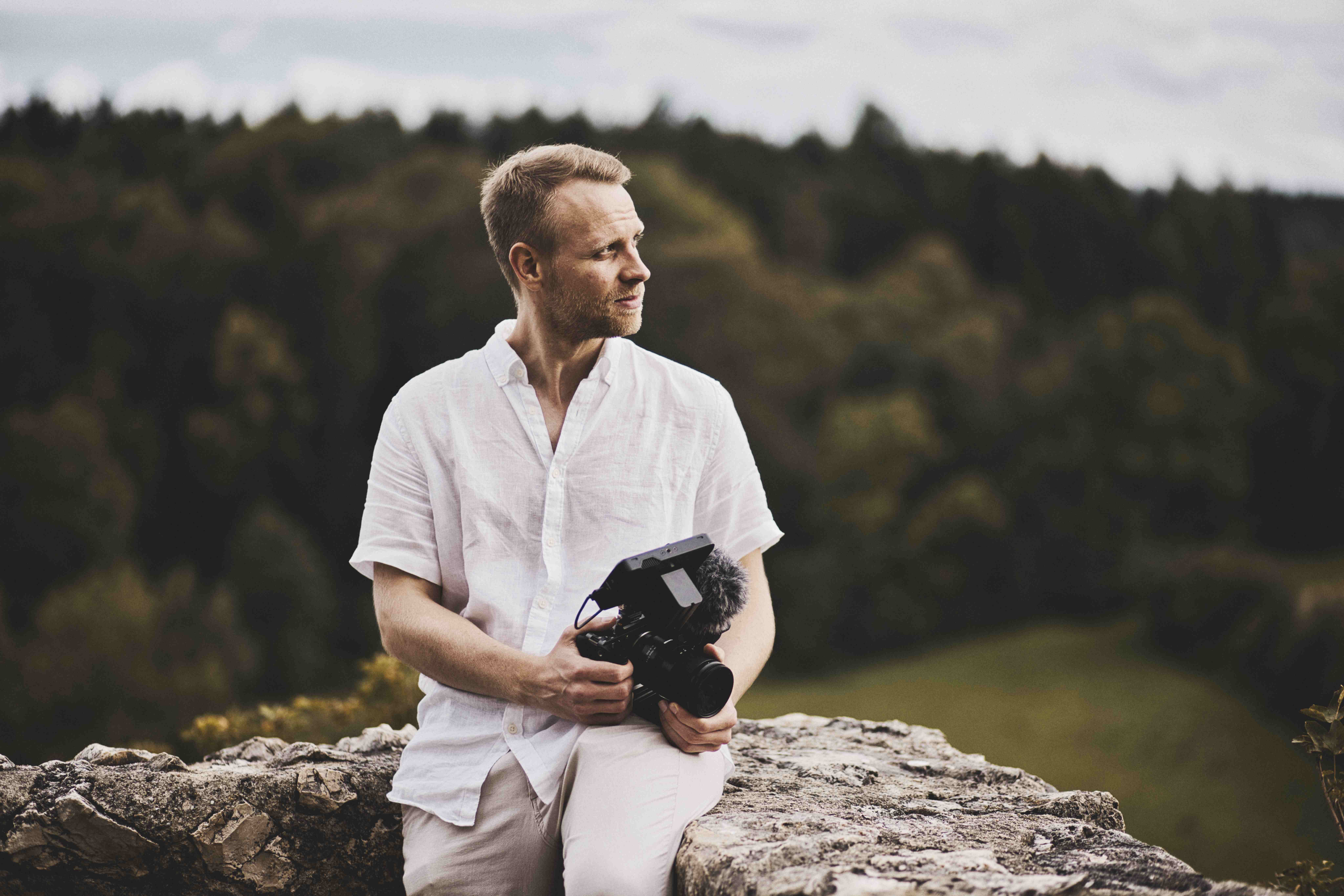 Hochzeitsfilmer auf einer Mauer